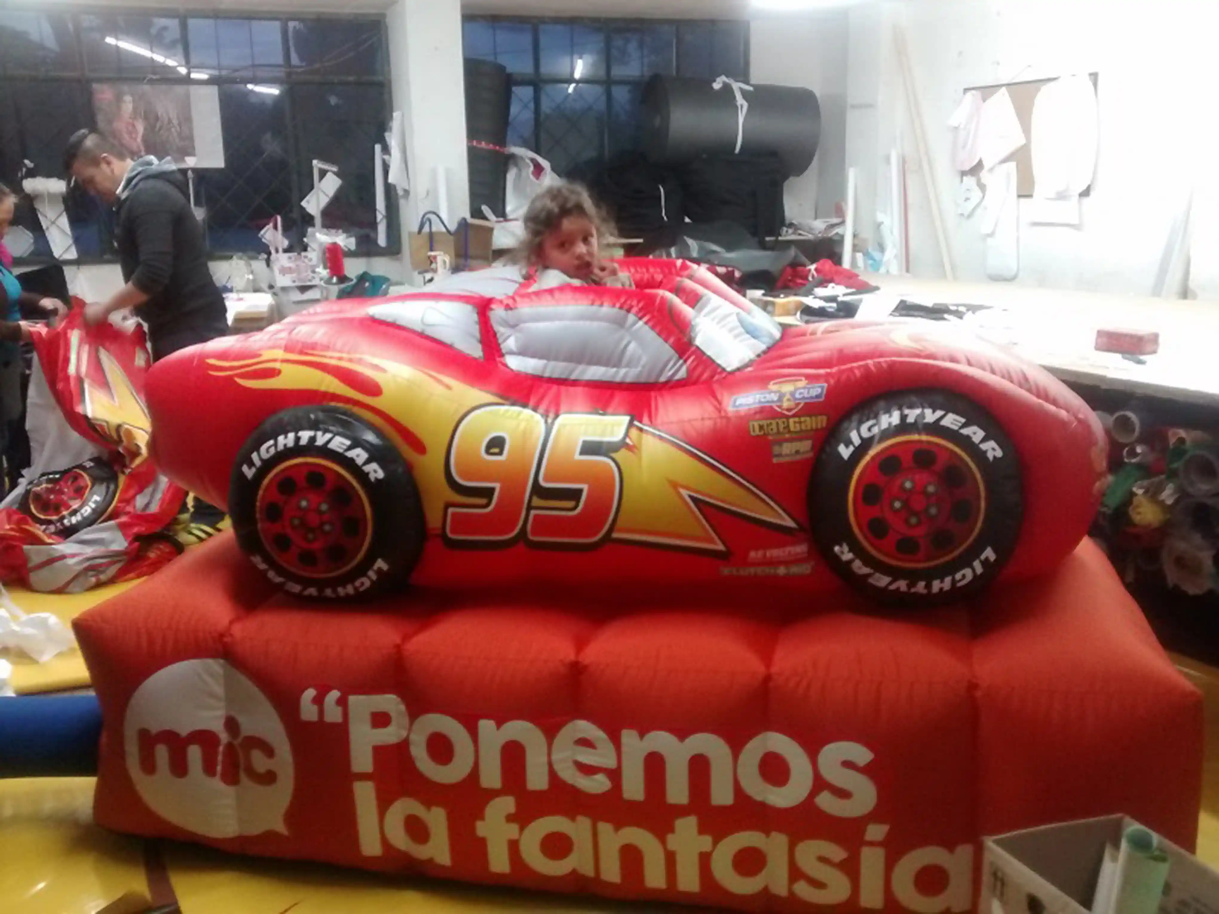 Inflable publicitario Rayo McQueen para marca de ropa Mic