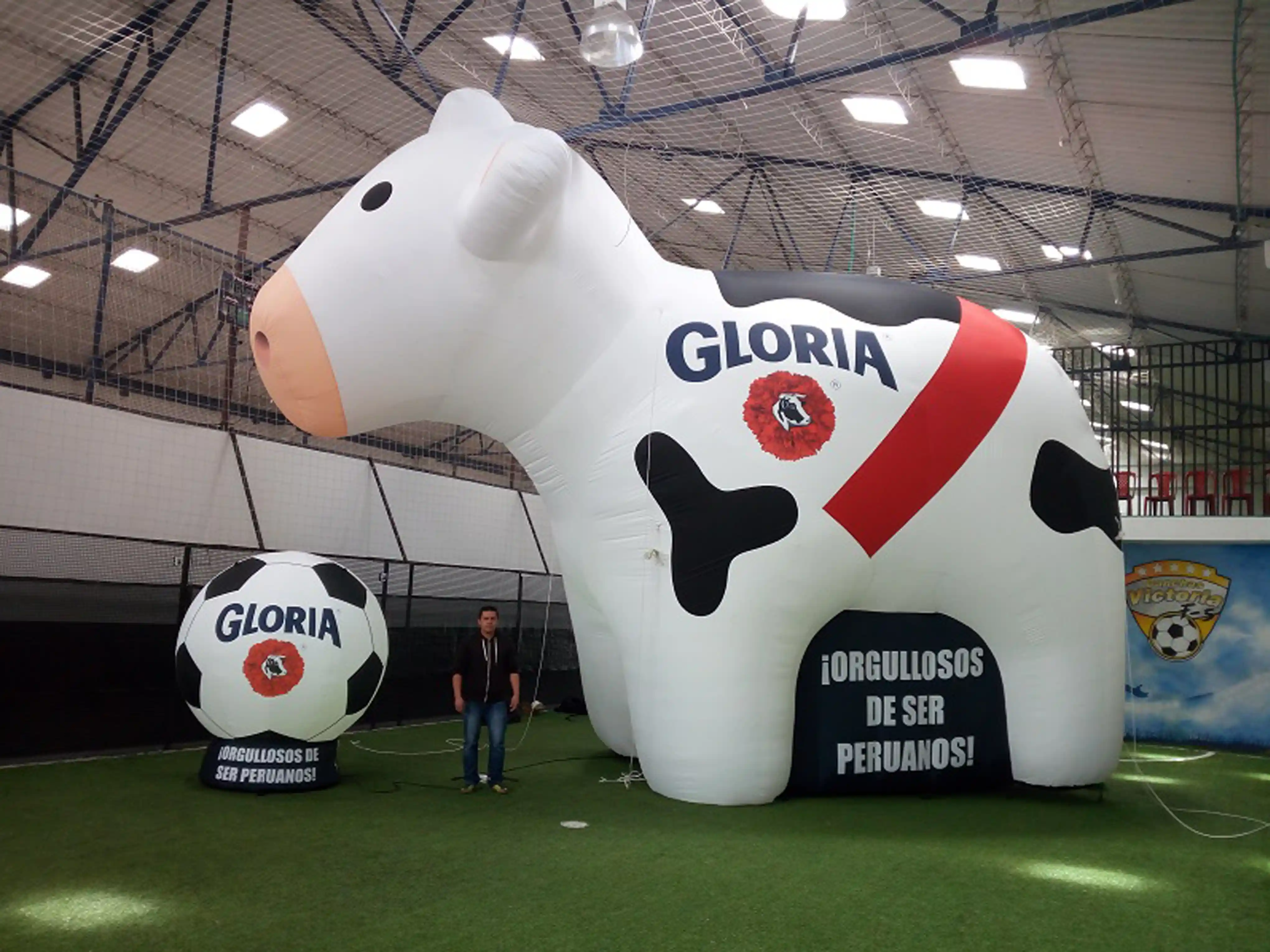 Inflables con formas especiales de vaca y balón de futbol para marca Gloria
