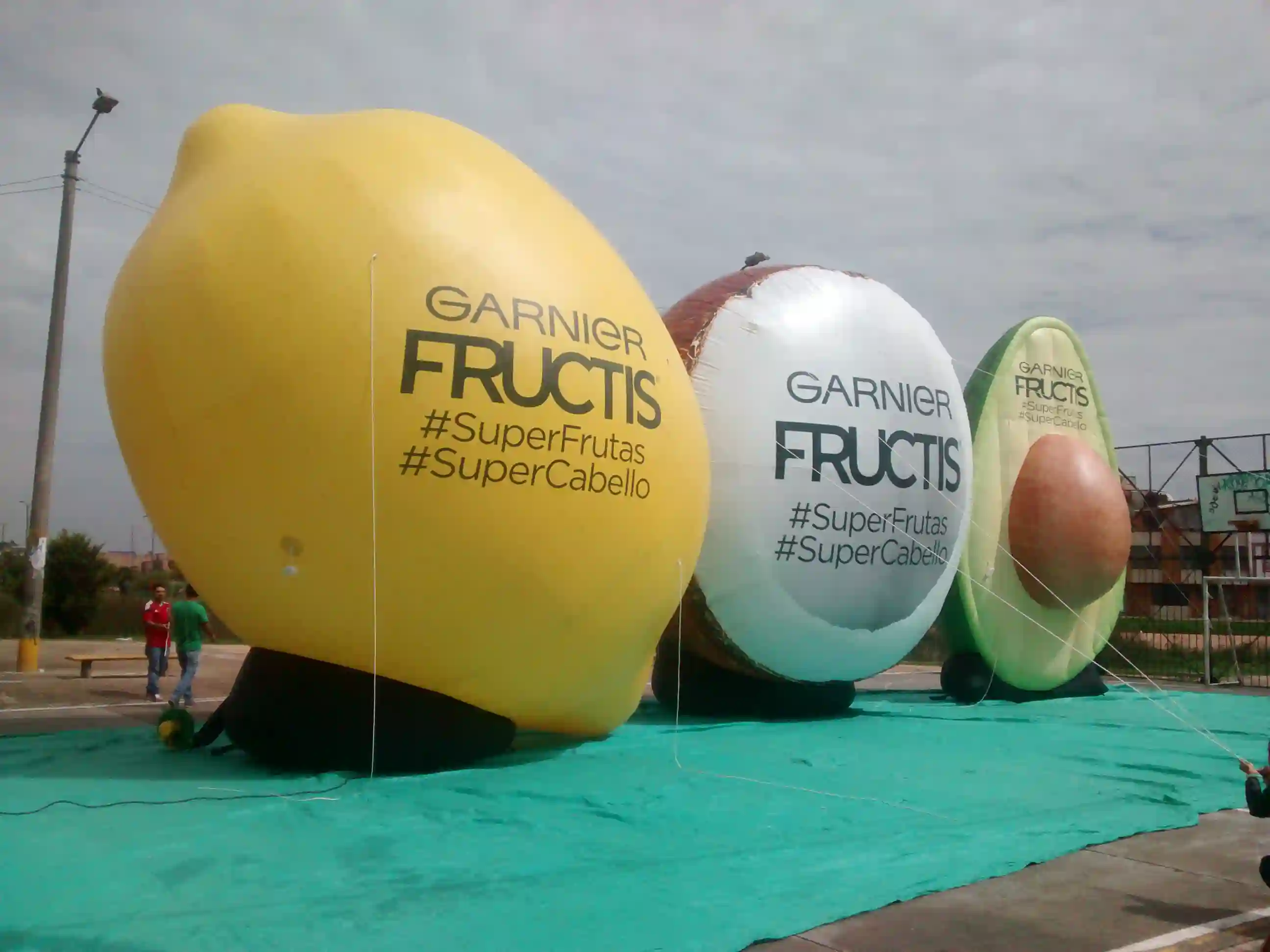 Inflables publicitarios para Garnier con formas de frutas e ingredientes de sus productos