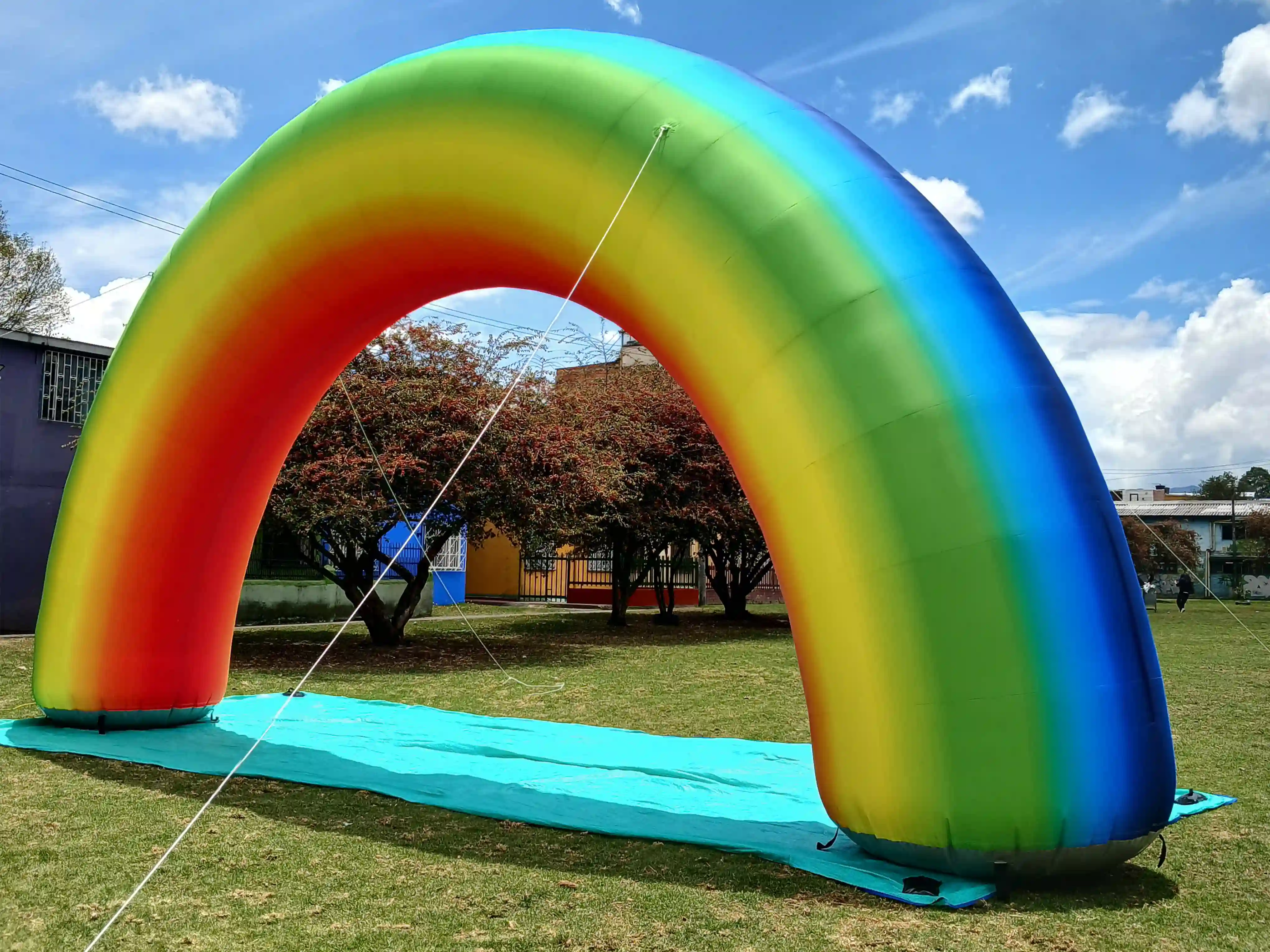 Arco inflable de arcoíris