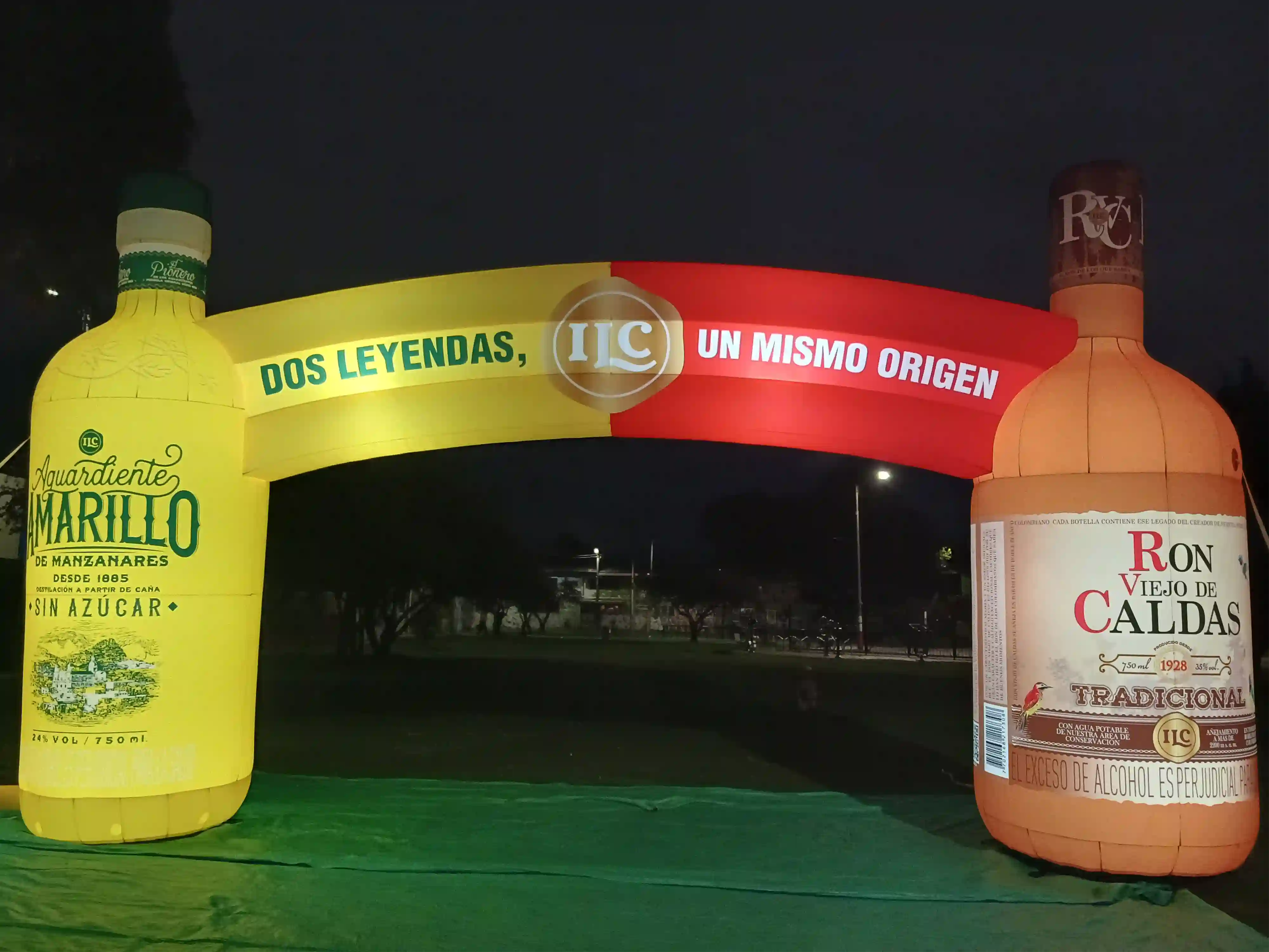 Arco inflable con botellas de Licorera de Caldas con luz interna