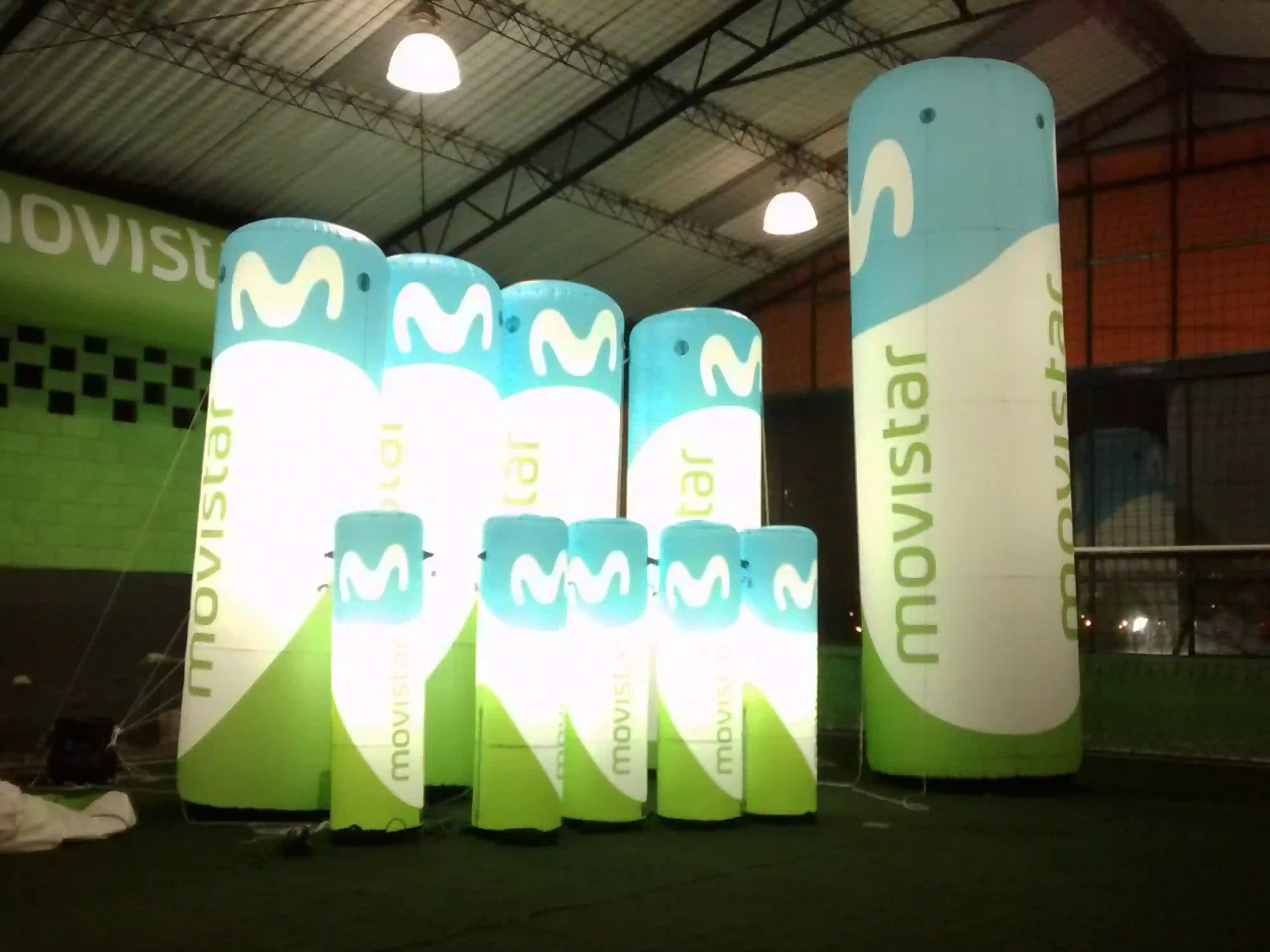 Cilindros inflables publicitarios para la marca Movistar con luz interior