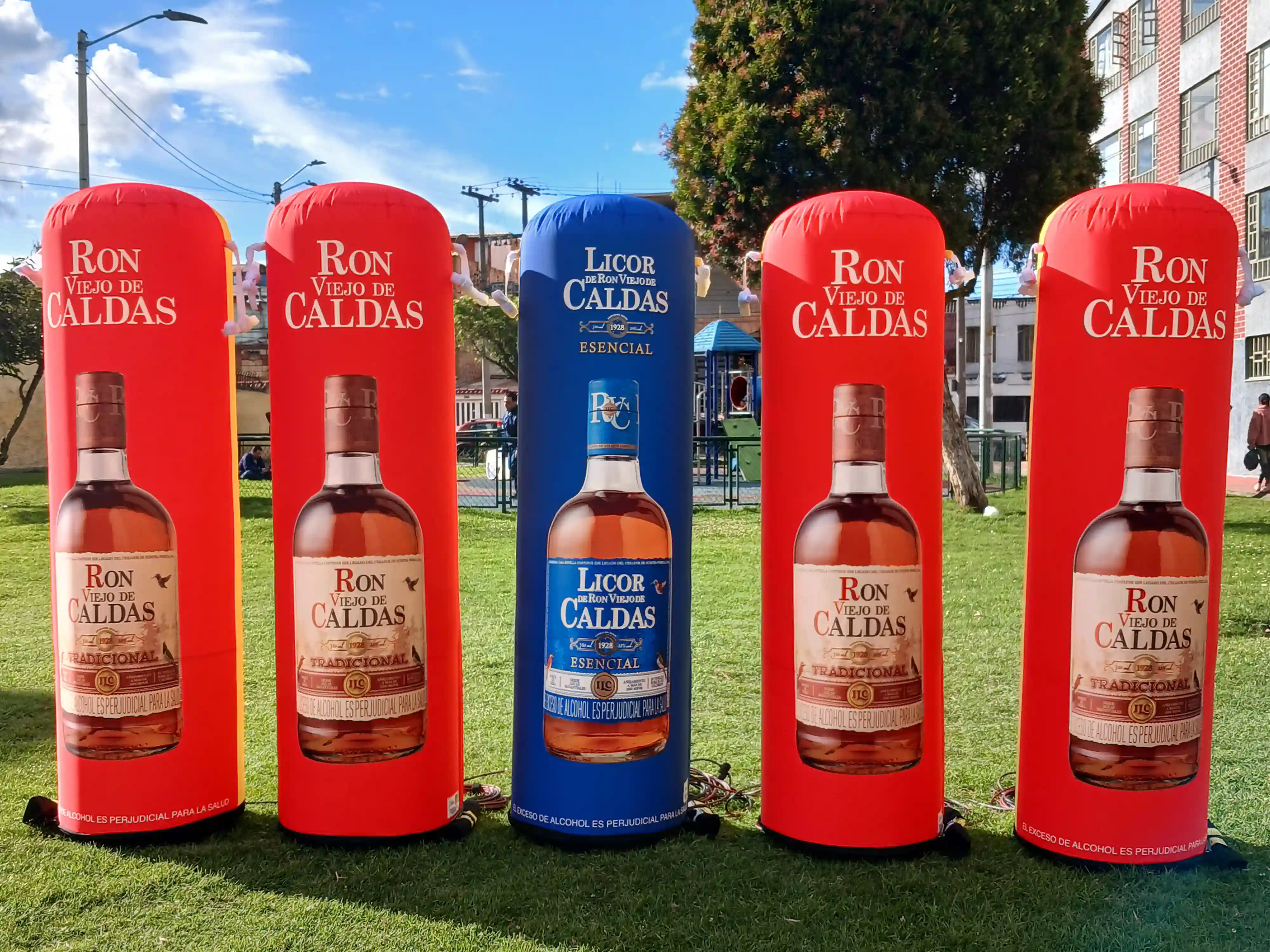 Cilindros inflables publicitarios para Ron Viejo de Caldas