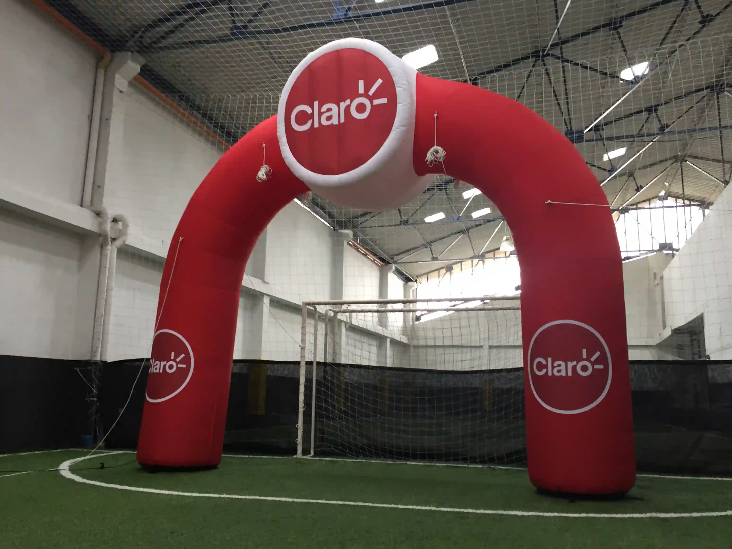 Arco inflable publicitario para Claro