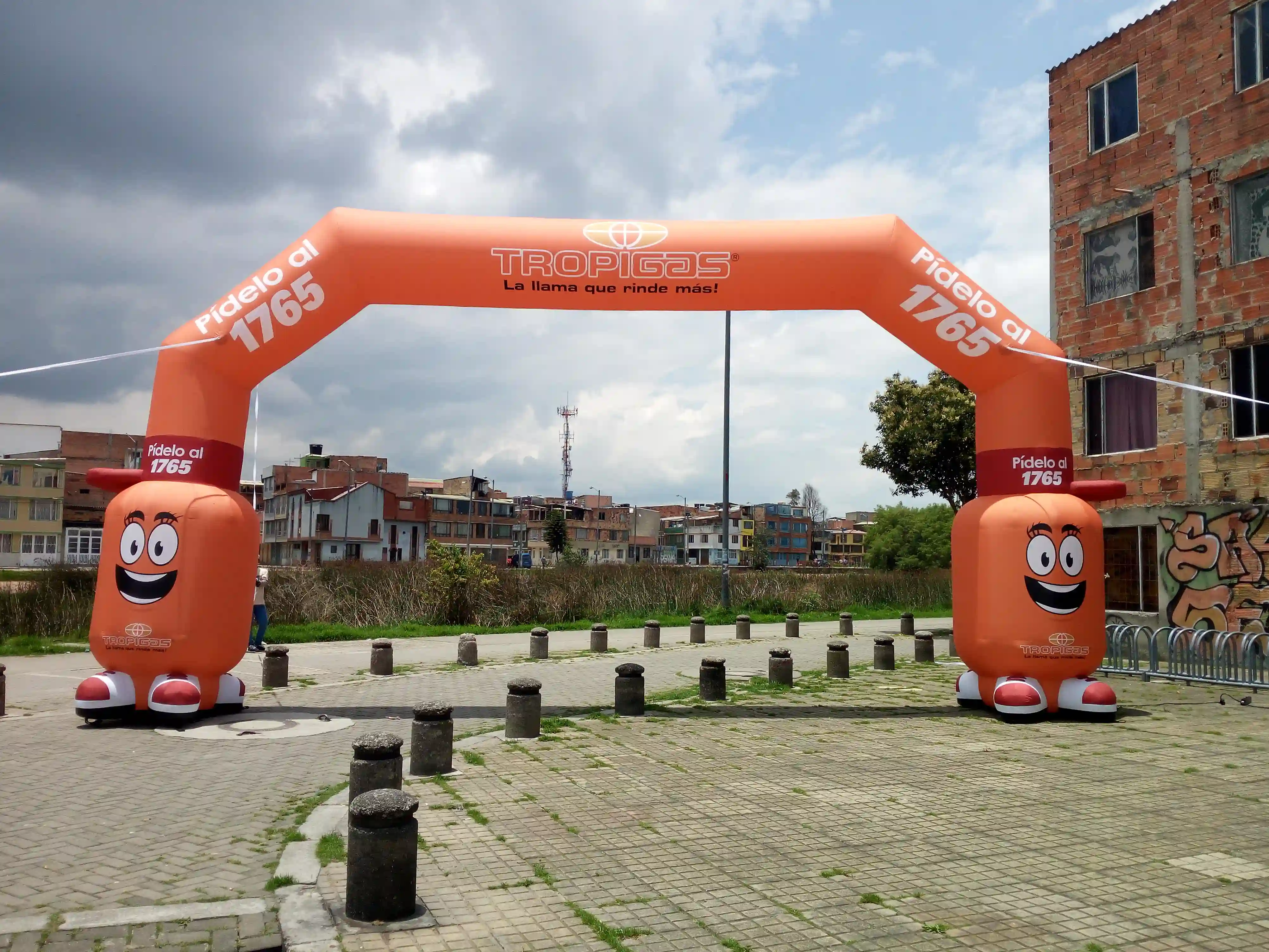 Arco inflable para Tropigas con figuras especiales en la base